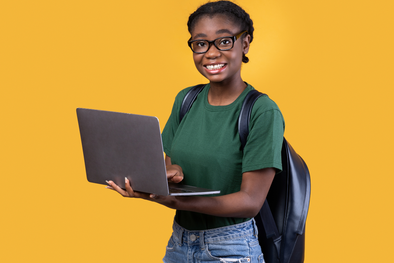 Étudiante avec un ordinateur portable